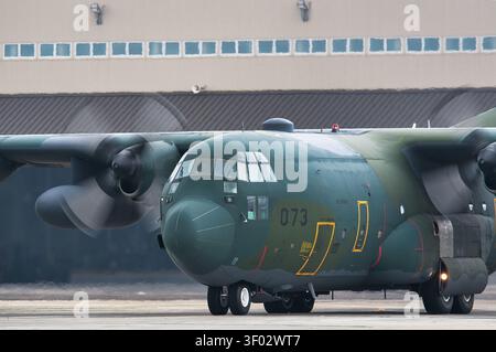 Aereo da trasporto militare Lockheed C-130H Hercules della Japan Air Self-Defense Force (45-1073) del 401st Tactical Airlift Squadron Foto Stock