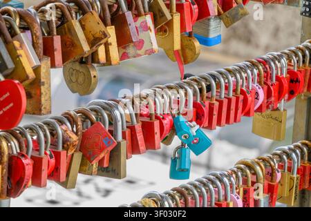 Lucchetti d'amore sul Ponte dei macellai, Lubiana, Slovenia Foto Stock