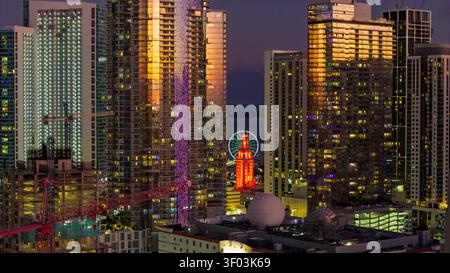 Miami, Florida, Stati Uniti - 8 febbraio 2026: Skyline di Miami al crepuscolo che mostra l'architettura urbana, i grattacieli e le luci della città Foto Stock