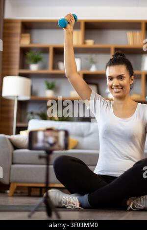 Donna Esercizio con manubri Foto Stock
