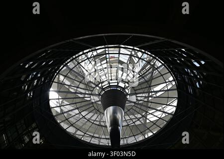 Der Plenarsaal. Die Lichtspindel, oft auch als Lichtkegel oder Spiegeltrichter bezeichnet, ist das architektonische und energetische Herzstück im Inneren der Glaskuppel des Reichstagsgebäudes, dem Sitz des Deutschen Bundestages a Berlino. Er erstreckt sich über zwei Etagen und wird von der weithin sichtbaren, 23 Meter hohen Glaskuppel gekrönt, durch die Tageslicht in den Saal geleitet wird. DAS Reichstagsgebäude a Berlino ist der offizielle Sitz des Deutschen Bundestages. Die Außenansicht ist geprägt von der historischen Neorenaissance-Fassade des Architekten Paul Wallot und der modernen, Weit Foto Stock