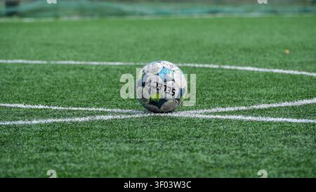 KIEV, UCRAINA, 5 luglio 2026, pallone da calcio piazzato sul segno centrale prima dell'inizio di una partita di calcio amatoriale su un campo di erba sintetica. Foto Stock