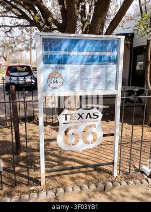 AMARILLO, Texas, Stati Uniti d'America - 13 MARZO 2026: Un cartello con la mappa della Route 66 è esposto in modo prominente in un ambiente all'aperto. Questa iconica autostrada, fondata nel 1926, è k Foto Stock