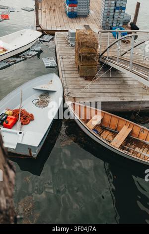 Piccole barche e aragosta legate lungo il molo di lavoro nel Maine Foto Stock