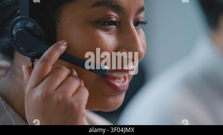 Primo piano donna che parla in cuffia microfono donna d'affari indiana donna d'affari araba parla in call center operatore felice consulente clienti agente Foto Stock