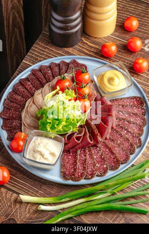 Tagliere di salumi gourmet con affettati assortiti Foto Stock