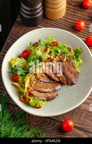 Insalata gourmet di manzo con cipolle croccanti e verdure Foto Stock