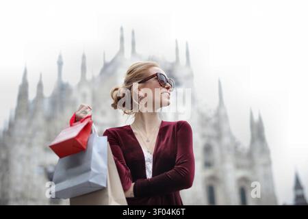 Donna elegante con borse della spesa a Milano Foto Stock
