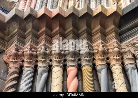 Vista astratta di colonne di pietra ornate e incisioni su un monumento storico Foto Stock