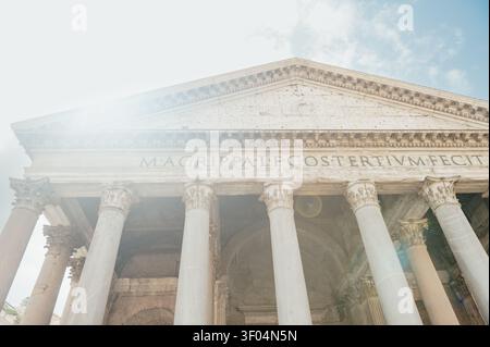 Antico portico illuminato dal sole e iscrizione del Pantheon Foto Stock