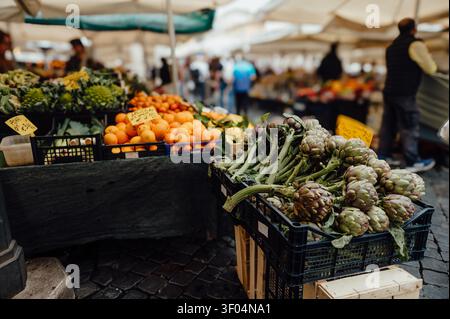 Prodotti freschi in vendita in un vivace mercato di campo de' Fiori a Roma Foto Stock