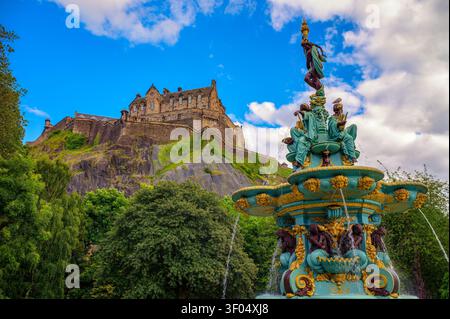 Ross Fountain e Castello di Edimburgo a Edimburgo, Scozia Foto Stock