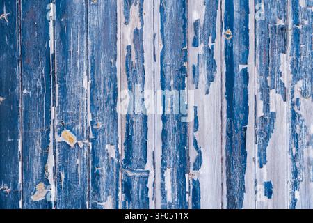 Porta di capanna da spiaggia blu colorata consumata con maniglia sulla spiaggia a Mundesley, North Norfolk Foto Stock