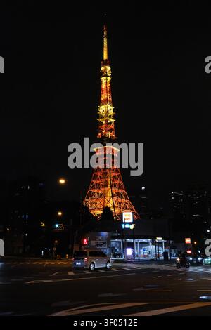 Splendida vista notturna della Torre di Tokyo con illuminazione arancione vivace e luci della città Foto Stock