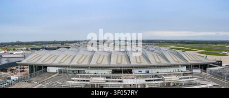 Londra, Inghilterra, Regno Unito - 10 aprile 2026: Vista panoramica aerea dell'ingresso del terminal 2, The Queen's Terminal all'aeroporto di Londra Heathrow. Foto Stock
