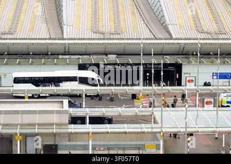 Londra, Inghilterra, Regno Unito - 10 aprile 2026: Vista aerea dell'ingresso del terminal 2, The Queen's Terminal all'aeroporto di Londra Heathrow. Foto Stock