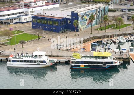 Vigo, Galizia, Spagna – 14 gennaio 2025: Veduta aerea dei traghetti locali e dei taxi acquatici ormeggiati nel porto di Vigo Foto Stock