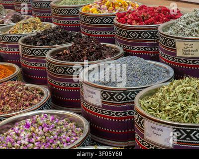 Un vivace e dettagliato primo piano di sacchi di tessuto tradizionali riempiti di varie spezie, erbe aromatiche e fiori secchi in un autentico mezzo Foto Stock