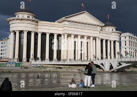 Una famiglia condivide un momento tranquillo e amorevole, ammirando il grande Museo Archeologico di Skopje. Foto Stock