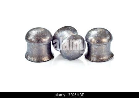 Tre pallini di piombo a testa sferica per fucili ad aria compressa per caccia o tiro sportivo isolati su sfondo bianco. Scatto macro mostra la texture metallica e il diabolo aerodinamico Foto Stock
