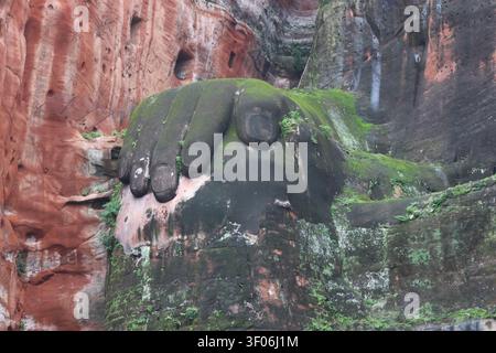 Primo piano del Buddha gigante di Leshan seduto con la mano appoggiata sul ginocchio, provincia del Sichuan in Cina Foto Stock