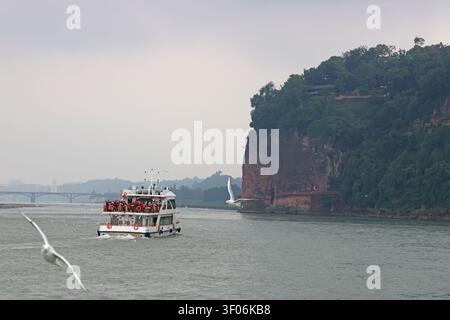 Paesaggio del monte Lingyun, ponte e una ferrovia sulla strada per visitare il Grande Buddha di Leshan, provincia del Sichuan in Cina Foto Stock