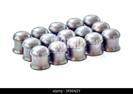 Gruppo di pallini di piombo per fucile ad aria compressa con teste bombate su sfondo bianco. Piccoli proiettili metallici per il tiro a segno di precisione e la caccia. Forma a diabolo Foto Stock