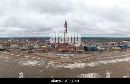 BLACKPOOL, REGNO UNITO - 5 LUGLIO 2026. Panorama aereo della Blackpool Tower e della Golden Mile Promenade dal mare Foto Stock