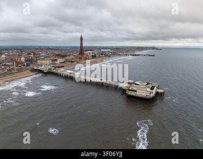 BLACKPOOL, REGNO UNITO - 5 LUGLIO 2026. Panorama aereo della Blackpool Tower e della Golden Mile Promenade dal mare con il North Pier che si protende verso il mare Foto Stock