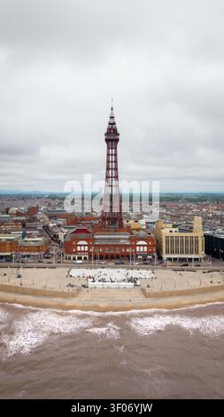 BLACKPOOL, REGNO UNITO - 5 LUGLIO 2026. Panorama aereo verticale della Blackpool Tower e della Golden Mile Promenade dal mare Foto Stock