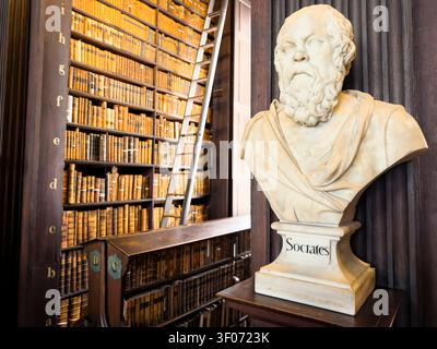 The Long Room of the Old Library, una delle più belle biblioteche del mondo, busto Socrates e libri su scaffali, Trinity College Dublin, Irlanda Foto Stock