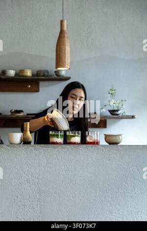 Il barista prepara bevande alla fragola matcha presso il caffè giapponese Happa to Mame, Varsavia, Polonia Foto Stock