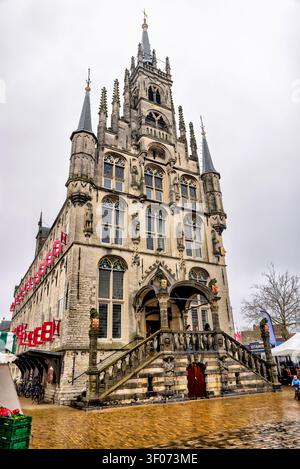 Historico municipio di Gouda (Stadhuis Gouda) visto attraverso la piazza del mercato a Gouda, Olanda Meridionale, Paesi Bassi. Foto Stock