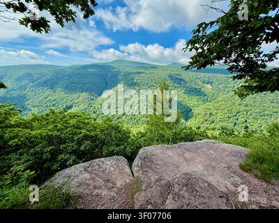 Punto d'ispirazione tramite il sentiero escursionistico Blue Escarpment dal campeggio North South Lake vicino al Monumento di Layman e alle cascate Kaaterskill nelle Catskills Foto Stock