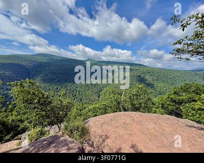 Punto d'ispirazione tramite il sentiero escursionistico Blue Escarpment dal campeggio North South Lake vicino al Monumento di Layman e alle cascate Kaaterskill nelle Catskills Foto Stock