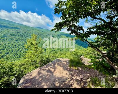Punto d'ispirazione tramite il sentiero escursionistico Blue Escarpment dal campeggio North South Lake vicino al Monumento di Layman e alle cascate Kaaterskill nelle Catskills Foto Stock