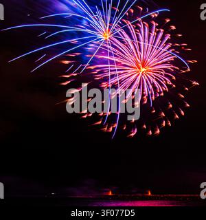 Fuochi d'artificio sulla spiaggia di Barcellona. Una notte d'autunno. Foto Stock