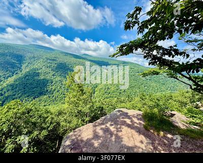 Punto d'ispirazione tramite il sentiero escursionistico Blue Escarpment dal campeggio North South Lake vicino al Monumento di Layman e alle cascate Kaaterskill nelle Catskills Foto Stock