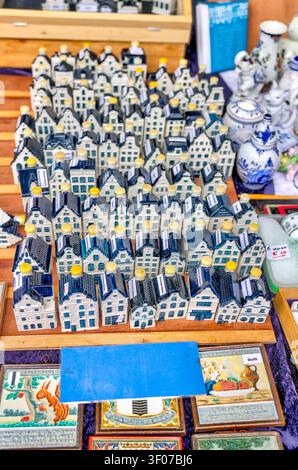 Esposizione di souvenir di case in miniatura del canale di Delft a Delft, Olanda Meridionale, Paesi Bassi. Foto Stock