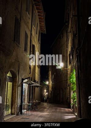 Vicolo stretto in una città medievale italiana di notte Foto Stock