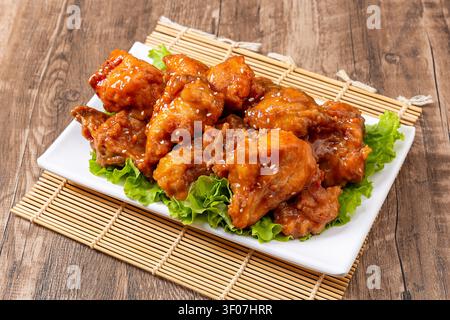 Scheletro di pollo fritto glassato dolce e aspro, carcassa di pollame con ossa fritte Foto Stock