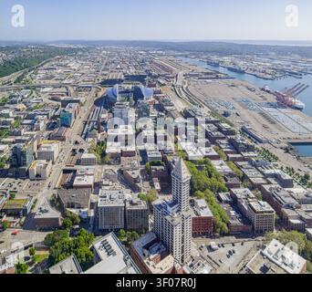 Fotografia aerea ad alto angolo che cattura il lungomare di Seattle, gli stadi e gli edifici storici sotto un cielo azzurro. Foto Stock