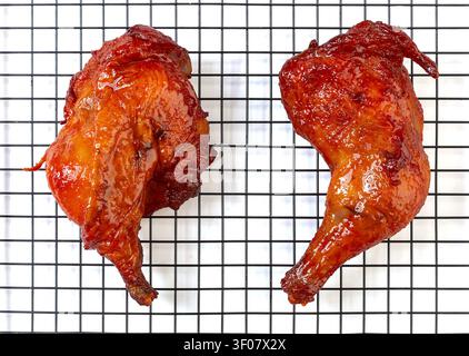 Cosce di pollo intere glassate stile Orleans, quarti di pollame arrostiti al BBQ, marinata al miele Foto Stock