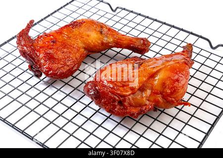 Cosce di pollo intere glassate stile Orleans, quarti di pollame arrostiti al BBQ, marinata al miele Foto Stock