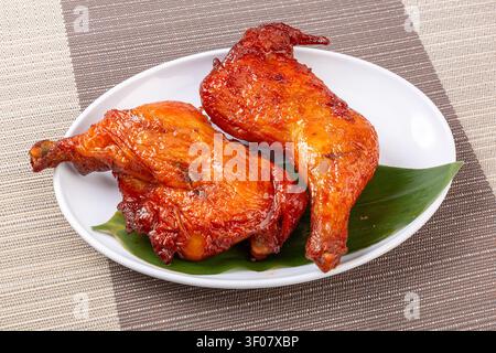 Cosce di pollo intere glassate stile Orleans, quarti di pollame arrostiti al BBQ, marinata al miele Foto Stock