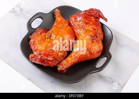 Cosce di pollo intere glassate stile Orleans, quarti di pollame arrostiti al BBQ, marinata al miele Foto Stock