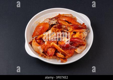 Cosce di pollo intere glassate stile Orleans, quarti di pollame arrostiti al BBQ, marinata al miele Foto Stock