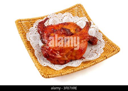 Cosce di pollo intere arrostite allo stile Orleans, quarti di pollame grigliati al BBQ, marinata dolce e piccante Foto Stock