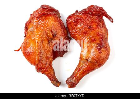 Cosce di pollo intere arrostite allo stile Orleans, quarti di pollame grigliati al BBQ, marinata dolce e piccante Foto Stock