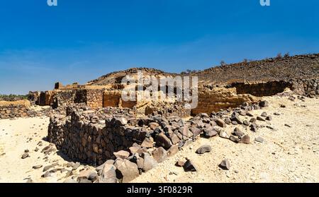 Antiche rovine di pietra e mattoni di fango del forte Shanqal, situato nel paesaggio desertico di Turbah, provincia della Mecca, Arabia Saudita. Foto Stock